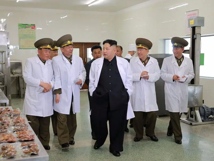 الزعيم الكوري الشمالي (كيم جونغ أون) مزرعة (تايشون) لتربية الخنازير التابعة لمصلحة سلاح القوات الجوية والقوات المضادة للضربات الجوية