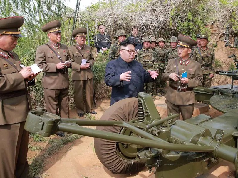 يتفقد الزعيم الكوري الشمالي (كيم جونغ أون) مركز الدفاع في جزيرة (جانغجي)