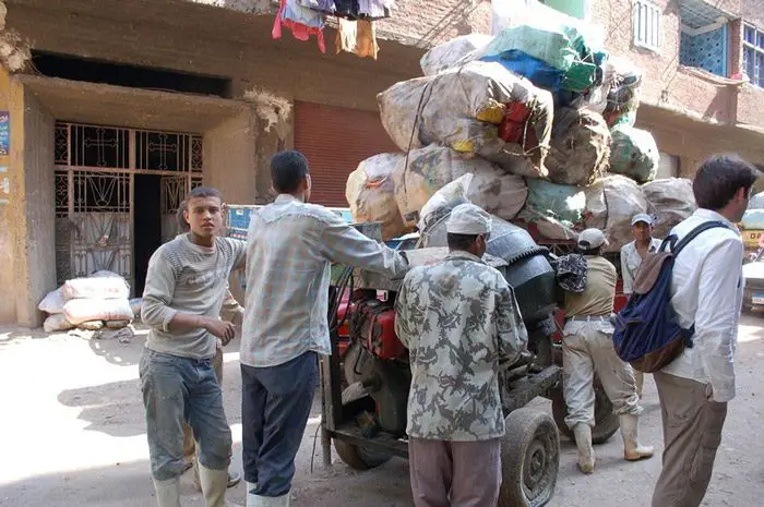 الزبالون في القاهرة بمصر يجمعون القمامة