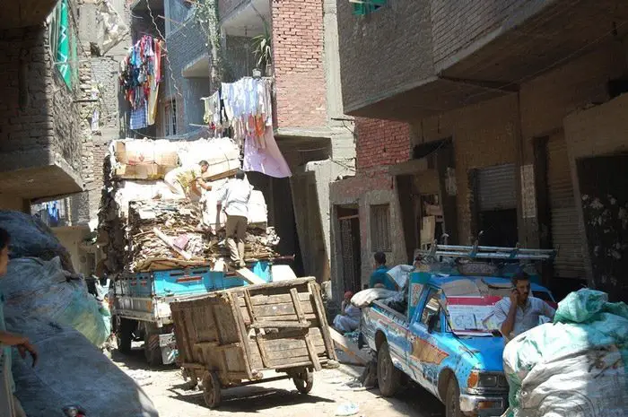 شاحنة جمع القمامة في القاهرة في مدينة الزبالين