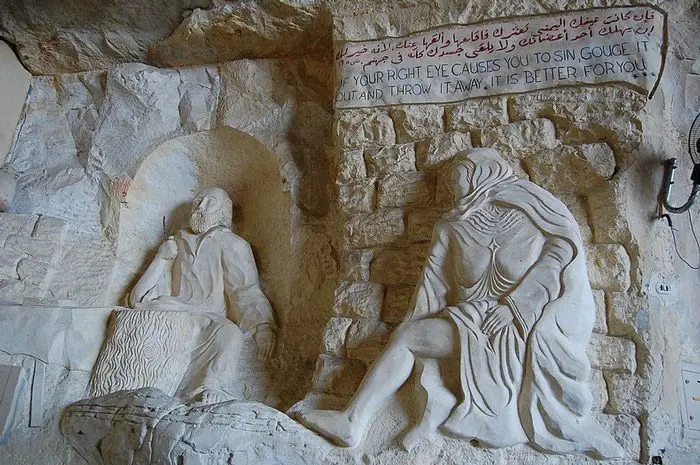 منحوتات جدارية على جدار المدرج داخل كنيسة الزبالين في القاهرة بمصر