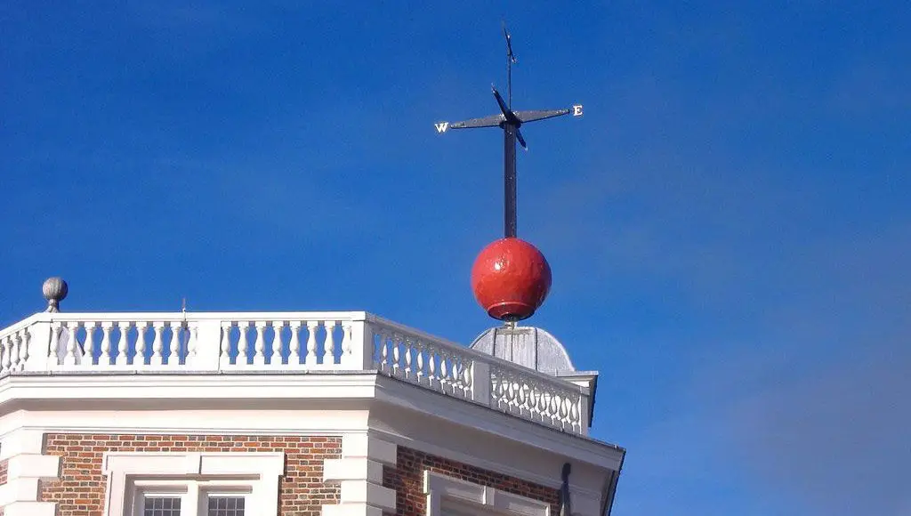 كرة الوقت في غرينيتش على سقف Flamsteed في لندن