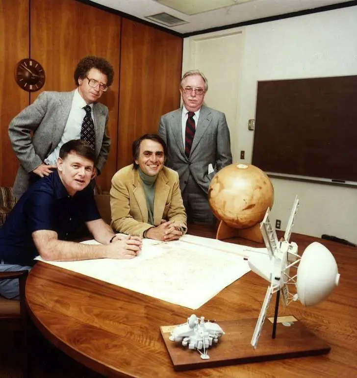 (كارل سيغان) مع مؤسسين آخرين لـPlanetary Society في سنة 1970