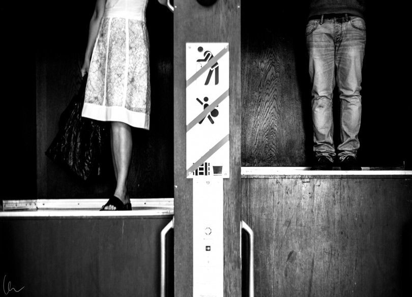 أشخاص يستقلون مصعد (باترنوستر) في شتوتغارت في ألمانيا