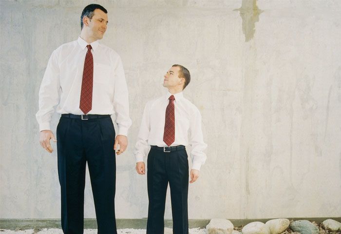 رجل طويل بجانب رجل قصير