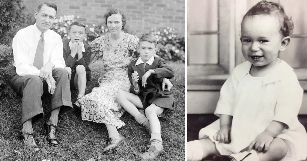صورة (هيو هافنر) على اليمين بعمر السنة الواحدة، وعلى اليسار هو وعائلته