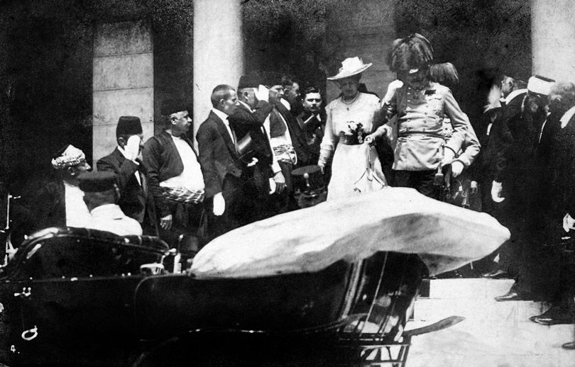 وريث العرش (فرانز فيرديناند) وزوجته (صوفيا) وهم يغادران مبنى بلدية (سراييفو) بعد إدلائه لخطابه في 28 حزيران عام 1914، قبل اغتيالهما بخمسة دقائق.