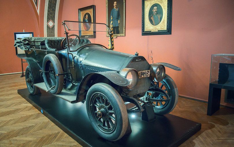 السيارة التي كان يركبها (فرانز فيرديناند) وزجته (صوفيا) عندما تم اغتيالهما، هي موجودة الآن في المتحف.