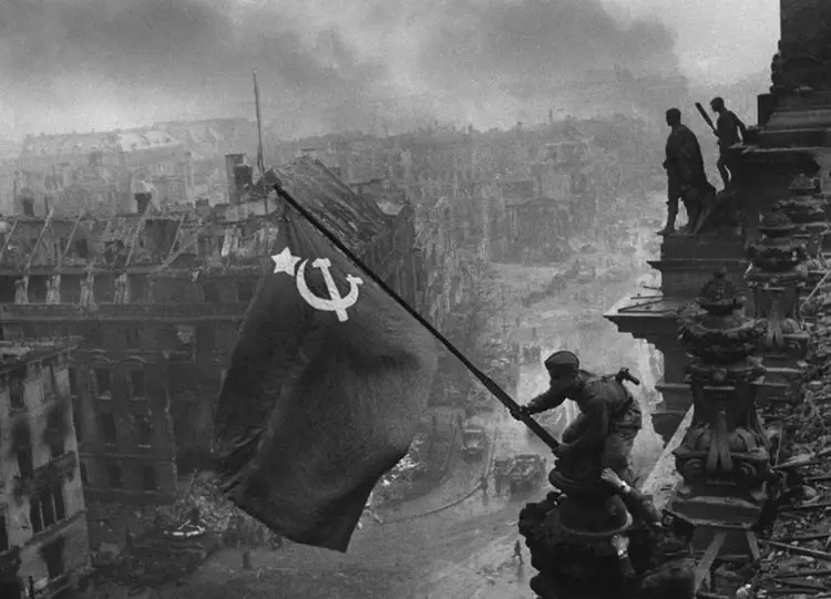 صورة رفع العلم السوفييتي على مبنى الرايخ (البرلمان) الألماني، سنة 1945