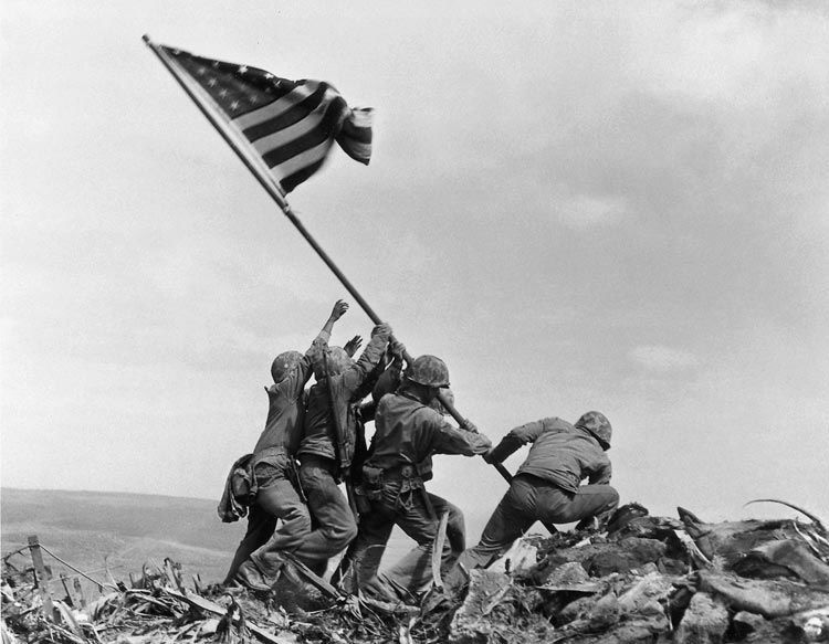 رفع العلم الأمريكي في (إيوو جيما)، في سنة 1945