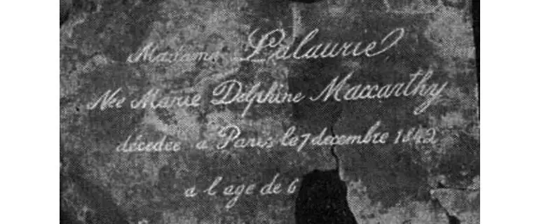 لوحة نحاسية وجدت في مقبرة (سانت لويس) تدعي وفاة السيدة (لالوري) ودفنها في (باريس).