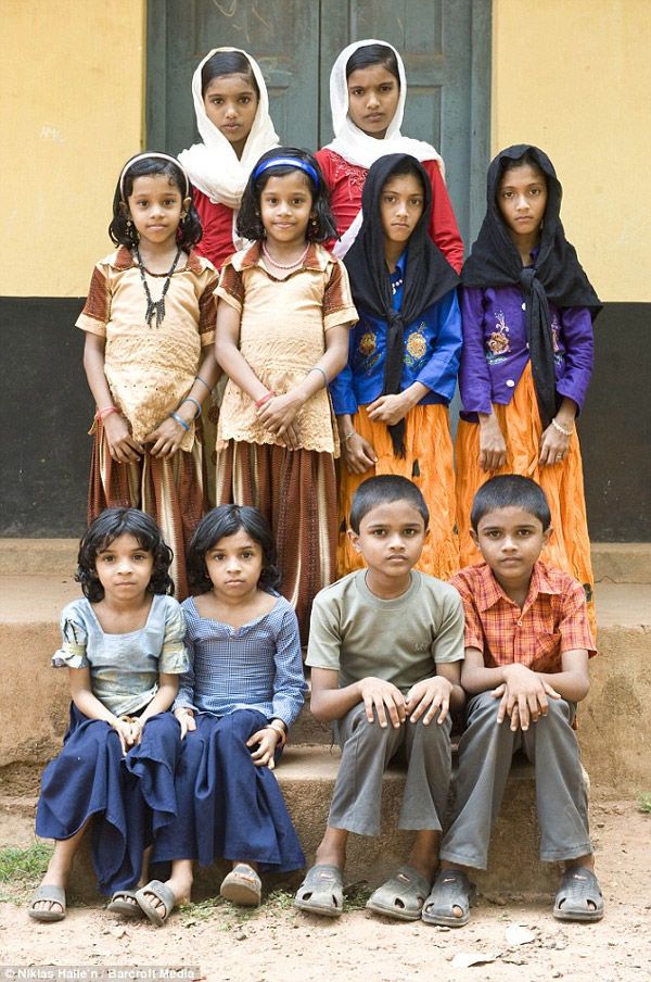 مجموعة من التوائم وهي تتحضر لالتقاط صورة مشتركة في قرية (كودينهاي) في الهند.