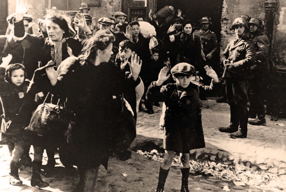 عائلات وأطفال يتم إجبارهم على الدخول إلى حي اليهود في (وارسو).