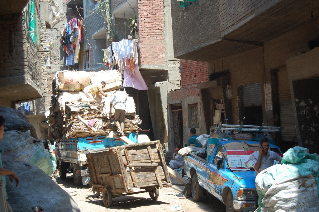 شاحنة جمع القمامة في القاهرة في مدينة الزبالين