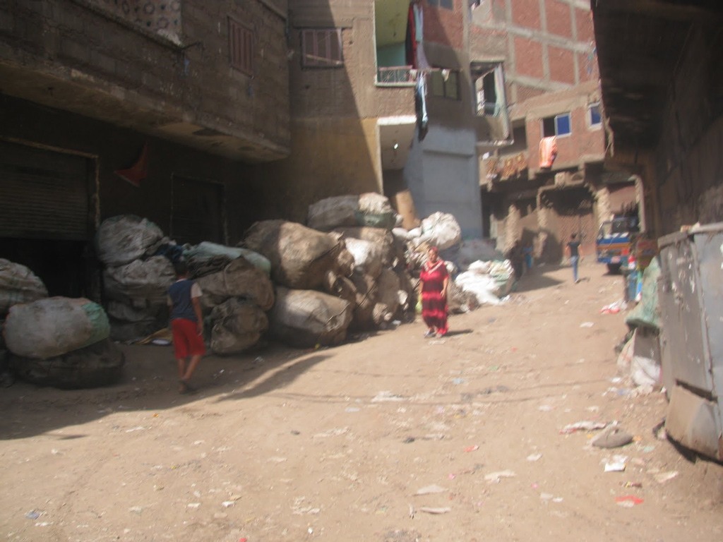 أحد أحياء مدينة ”الزبالين“ المزدحمة في القاهرة.