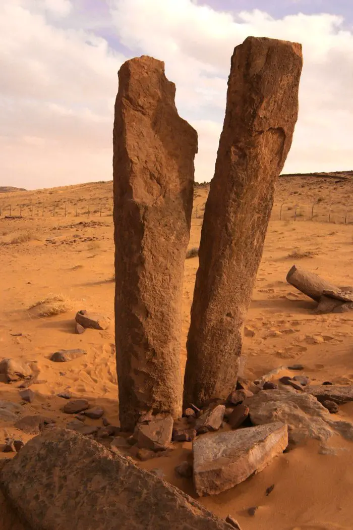موقع الرجاجيل الأثري يعود لأكثر من أربعة آلاف سنة قبل الميلاد ويقع في محافظة سكاكا في منطقة الجوف في المملكة العربية السعودية. يضم الموقع قرابة 50 مجموعة من الأعمدة والتي سقط العديد منها.