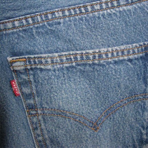 نمط الخياطة والطرز الموجود على الجيوب الخلفية في سراويل جينز من تصميم شركة (لوفيس ستراوس).