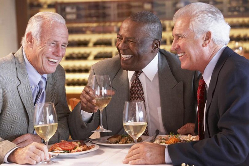أشخاص كبار السن يتناولون الكحول مع وجبة الغداء.