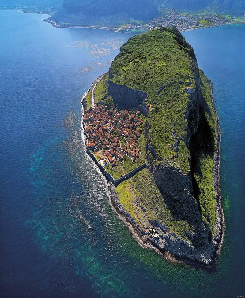 جزيرة وقرية مونيمفاسيا