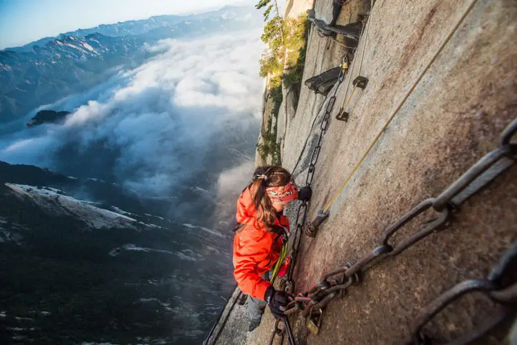 امرأة تتسلق ممر جبل (هواشان)