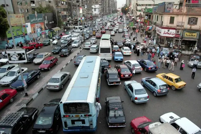 سيارات عالقة في الازدحام المروري في القاهرة قبل أيام قليلة من العودة المدرسية