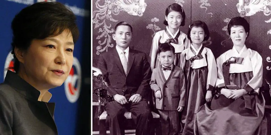 السيدة (بارك غيون هايي) في صورة لها مع والديها وشقيقيها الصغيرين