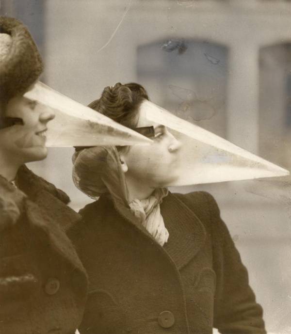 نساء كنديات يرتدين أغطية لحماية الوجه من العواصف الثلجية عام 1939