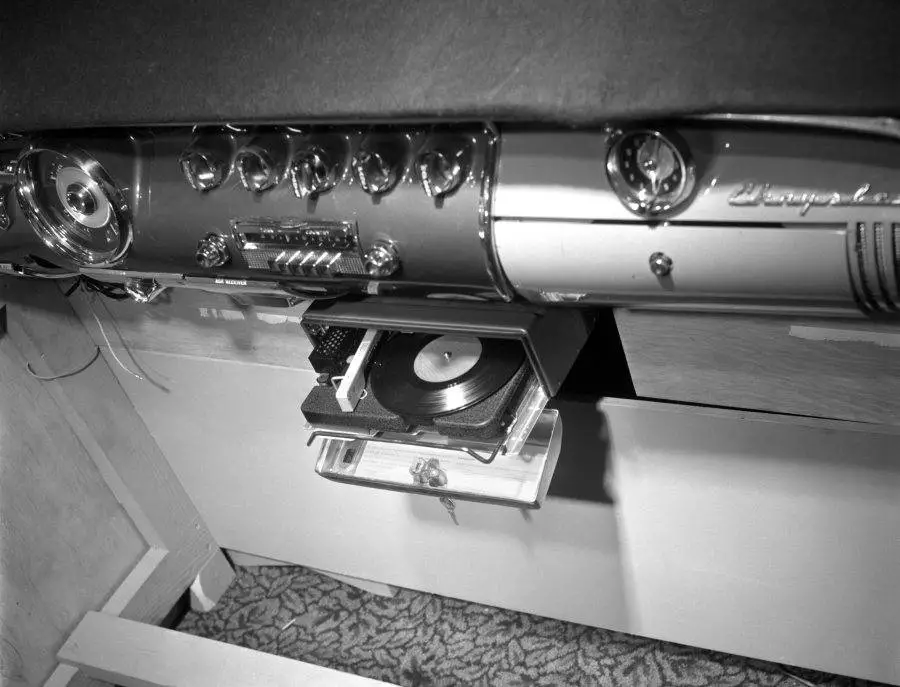 جهاز فونوغراف محمول ضمن سيارة كرايزلر عام 1956