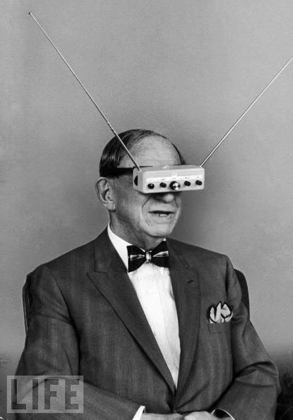 المخترع هوغو جرنسباك يستعرض "نظارات التلفاز" التي اخترعها لمجلة Life