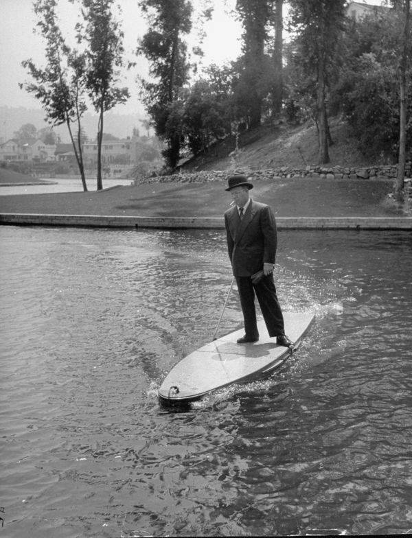 المخترع جو جيلبيرغ يستعرض اختراعه لوح التزلج على الماء ذو المحرك عام 1948