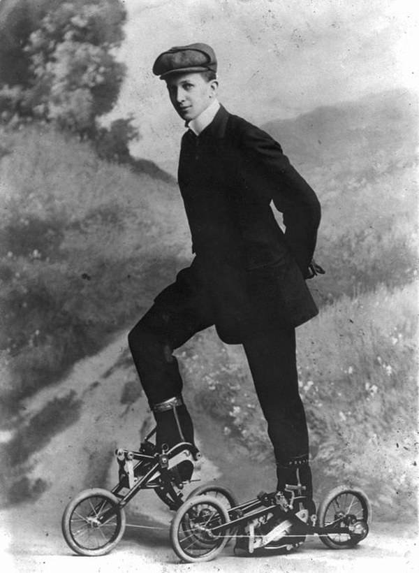 رجل يستعرض الحذاء ذي الدواسات والذي يعمل كما الدراجات الهوائية عام 1910