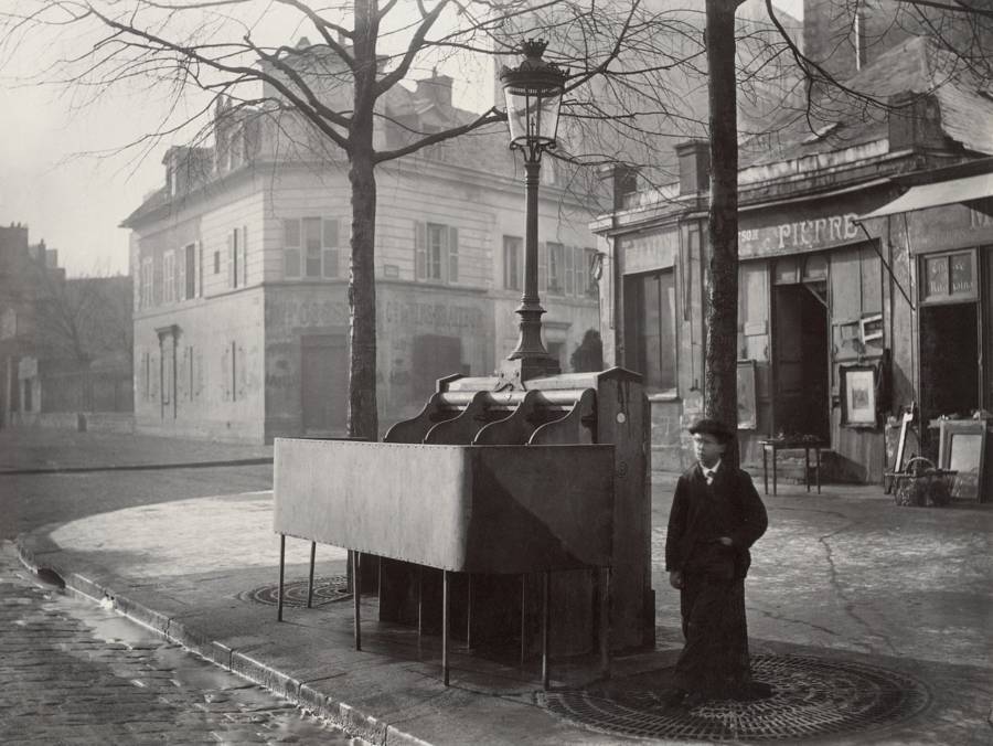 طفل يقف بجانب "مبولة" في أحد شوارع مدينة باريس عام 1865