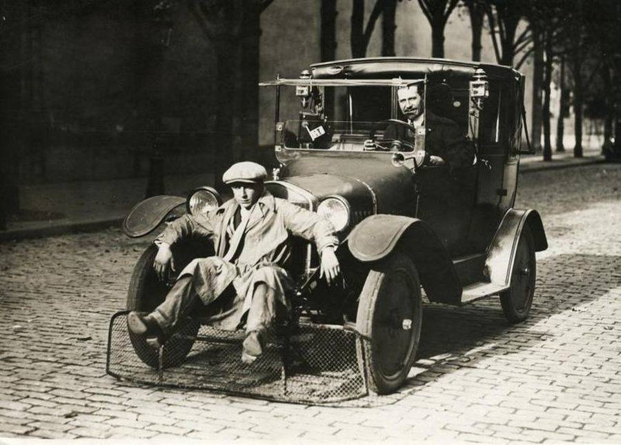 سيارة ذات شبكة معدنية لتقليل الخطر الناتج عن حوادث المرور مع المشاة عام 1924