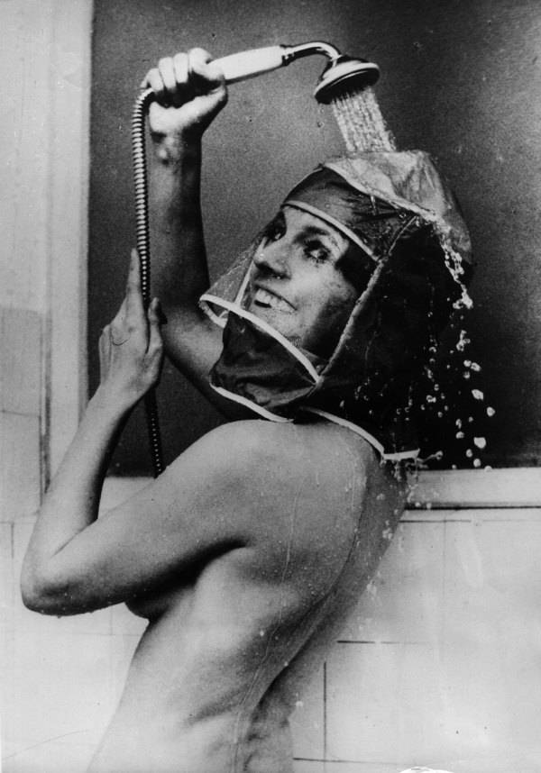 ممثلة ألمانية في صورة ترويجية لغطاء الرأس الذي يحمي الشعر ومستحضرات التجميل عند الاستحمام عام 1970