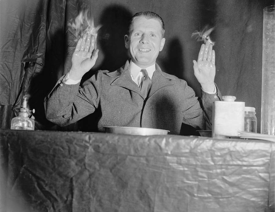 المخترع جورج ستيرن يستعرض اختراعه: سائل سريع التبخر بحيث يمكن إشعاله على اليد دون أن يتسبب بحروق عام 1938