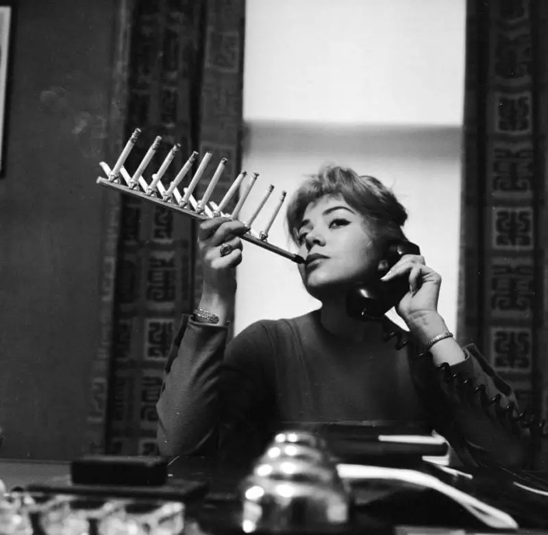 عارضة تقوم بتدخين علبة سجائر بأكملها مرة واحدة عام 1955