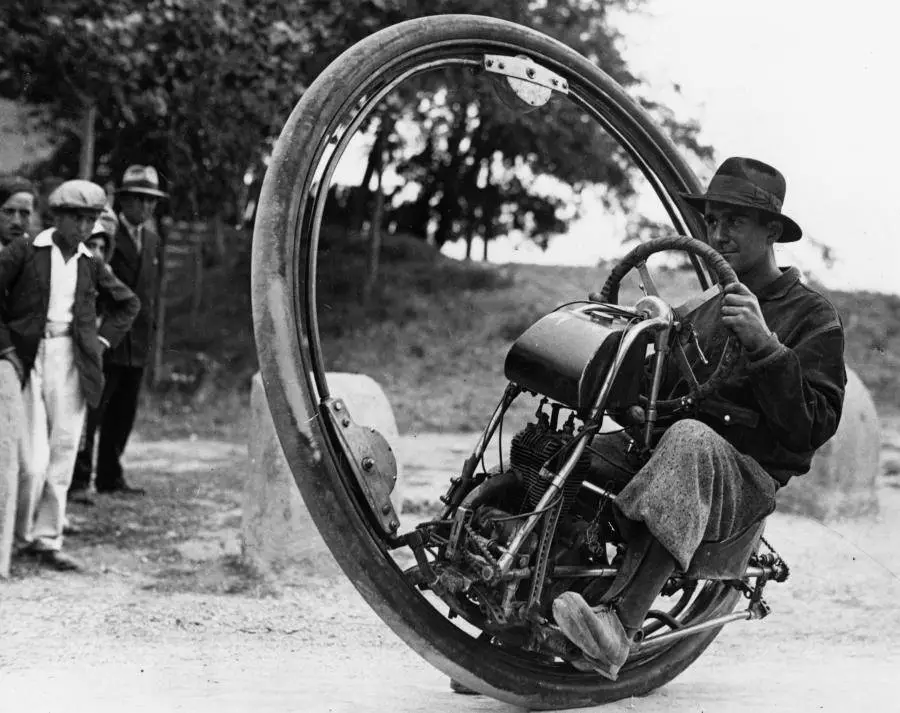 مهندس سويسري يركب دراجة نارية أحادية العجلة في طريقه من فرنسا إلى إسبانيا عام 1931