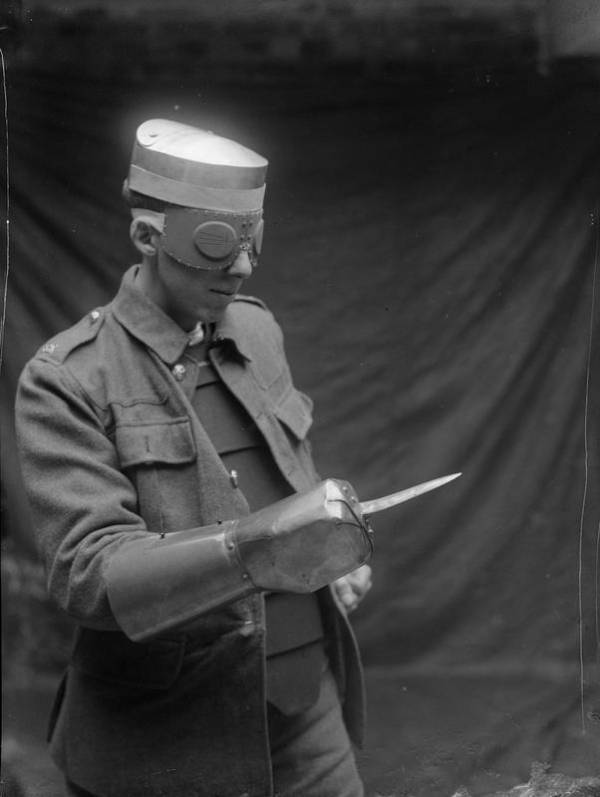 جندي يرتدي خوذة معدنية وخنجراً مع حماية لليد تم تصميمه للجيش البريطاني خلال الحرب العالمية الأولى