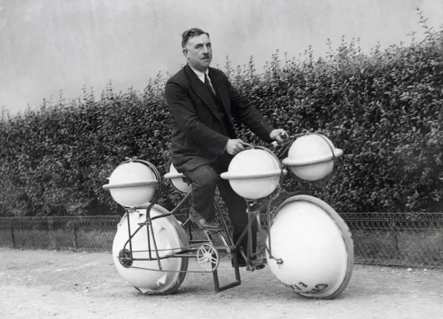 دراجة هوائية قادرة على العوم لم تحقق أي نجاح أو انتشار بعد عرضها للمرة الأولى في باريس عام 1932