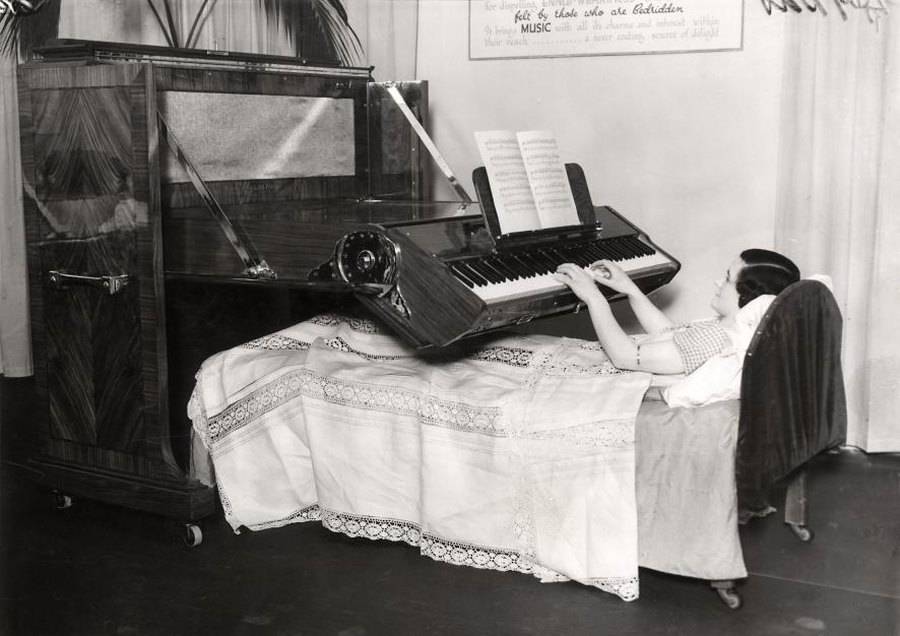بيانو مصمم خصيصاً للأشخاص المرغمين على البقاء في السرير عام 1935
