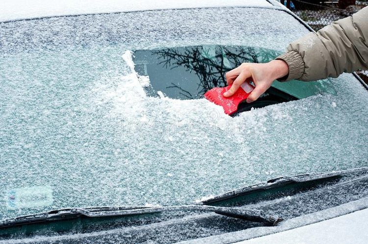 تنظيف الزجاج الأمامي للسيارة في الشتاء