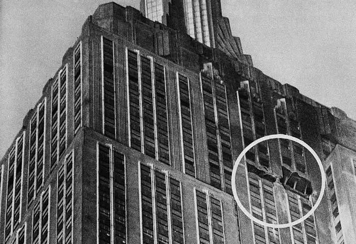 مبنى Empire State بعد أن صدمته طائرة عام 1945