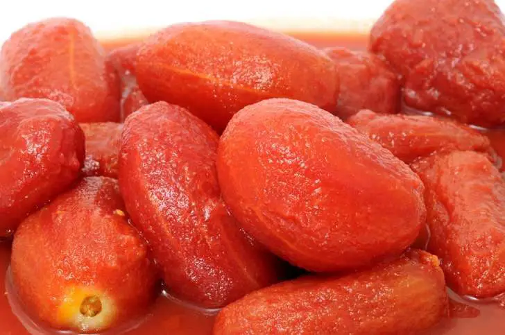 صورة طماطم مقشرة في وعاء