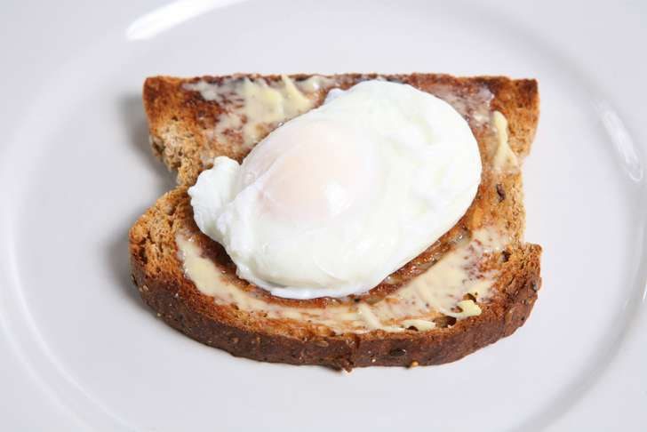صورة بيضة مسلوقة فوق خبز محمص