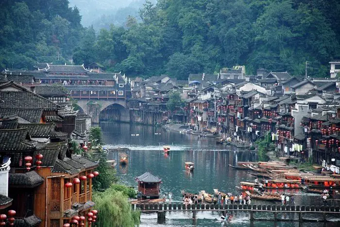 صورة مدينة فانغهوانغ ونهرها