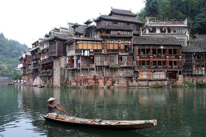 نهر يشق مدينة فانغهوانغ الصينية القديمة