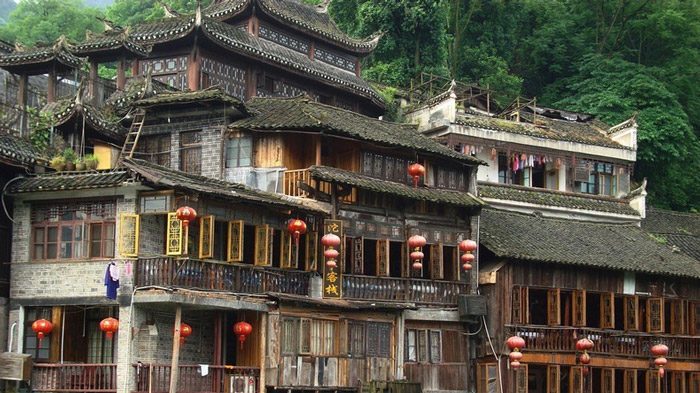 مبنى صيني قديم بمحاذاة جبل
