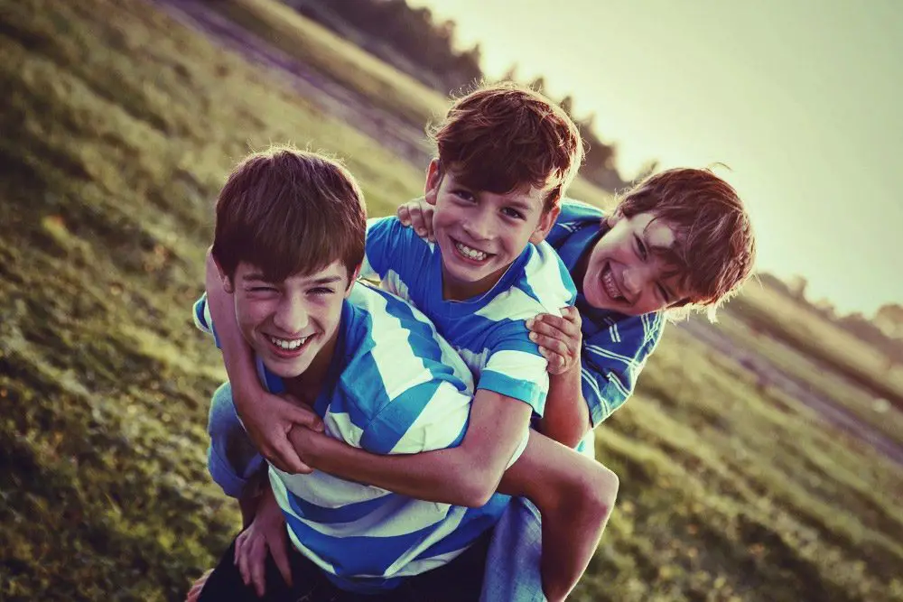 صورة ثلاثة أشقاء صغار