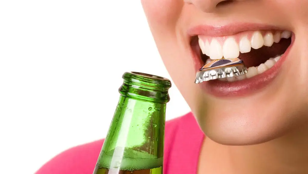امرأة تفتح زجاجة بأسنانها