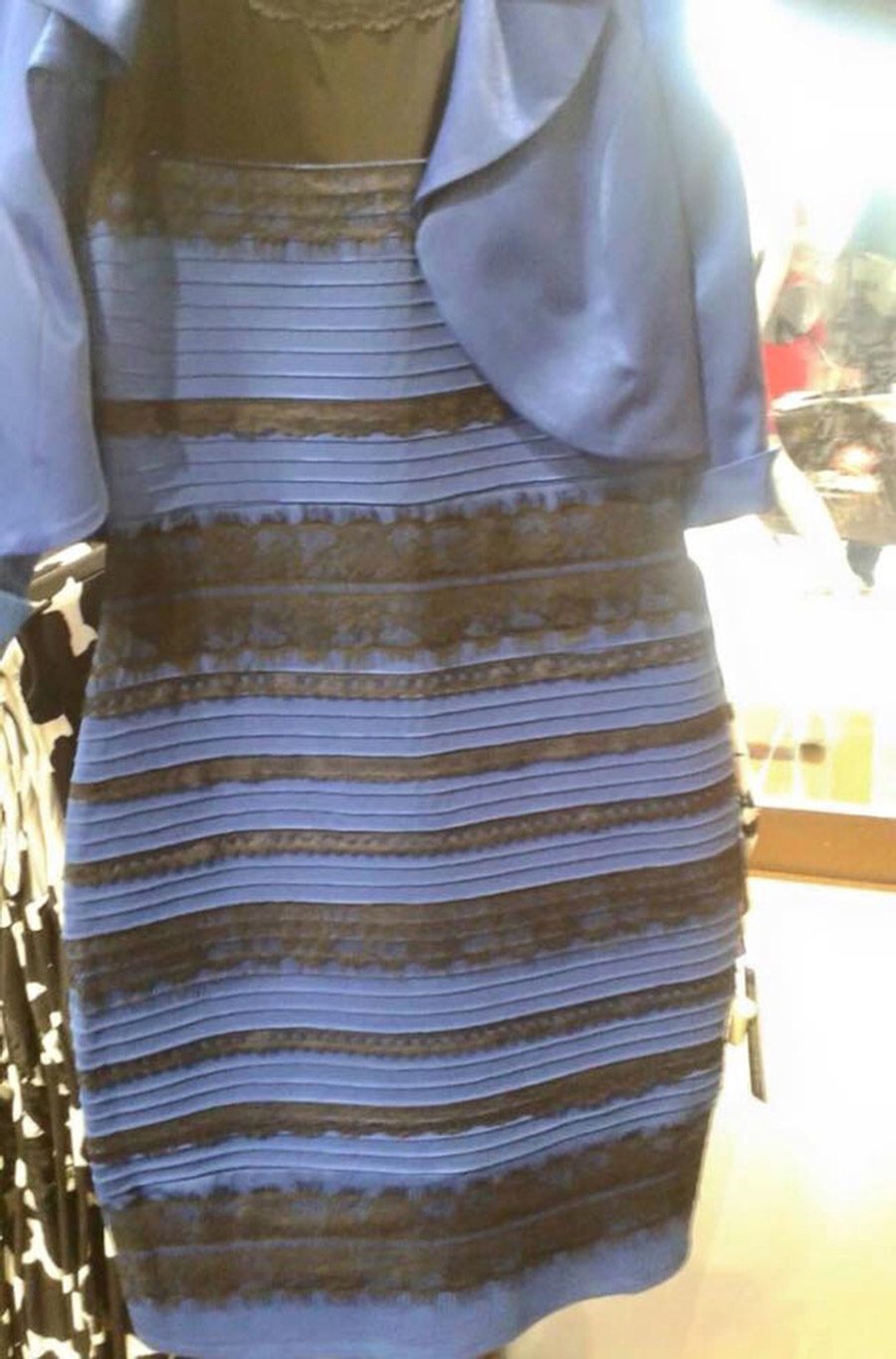 الفستان الذي تجادل الكثيرون حول ماهية ألوانه الحقيقية